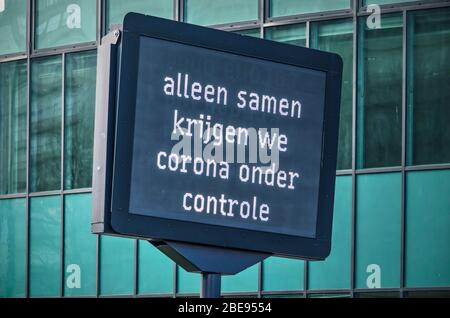 Rotterdam, Niederlande, 12. April 2020: Elektronisches Matrixschild auf Niederländisch: Nur gemeinsam können wir Corona kontrollieren (covid-19) Stockfoto