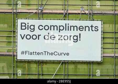 Rotterdam, Niederlande, 12. April 2020: Großes Schild auf der Baustelle gegenüber dem Erasmus MC Krankenhaus, das in Englisch/Niederländisch sagt: Großes Lob für Gesundheit Stockfoto