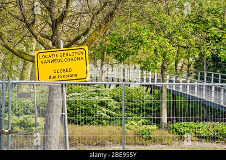 Rotterdam, Niederlande, 12. April 2020: Zaun und Schild schließen den Museumpark als Teil der kommunalen Maßnahmen des Covid-19 Stockfoto
