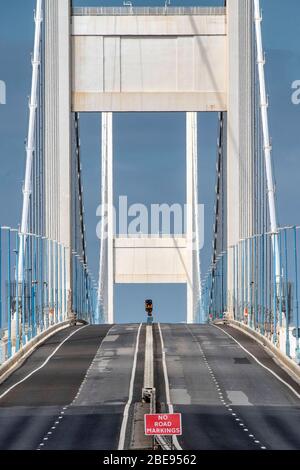 Eine verlassene Severn Bridge, die England und Wales verbindet, ist normalerweise über einen Feiertag beschäftigt, da die staatlichen Beschränkungen weiterhin Coronavirus enthalten. Stockfoto