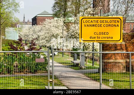 Rotterdam, Niederlande, 12. April 2020: Wanderweg mit blühenden Bäumen im Museumpark im Rahmen der kommunalen Covid-19-Maßnahmen geschlossen Stockfoto