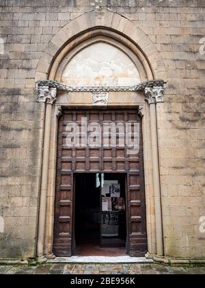 Imposantes Portal aus der Kirche San Francesco in Pienza, Italien, aus dem Jahr 1200. Stockfoto