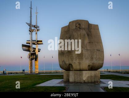 GDYNIA , POLEN 24 SEPTEMBER 2018 :Denkmal der Segel und Joseph Conrad in Gdynia. Touristische Attraktionen in Polen. Stockfoto