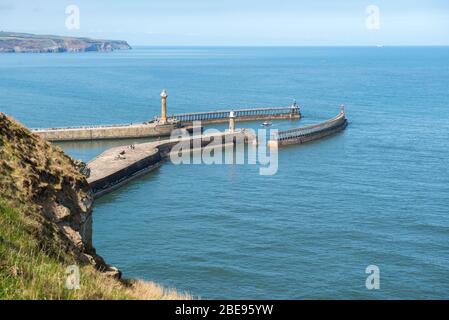 Der äußere Hafen von Whitby in North Yorkshire vom Cleveland Way Pfad in der Nähe von Saltwick Bay aus gesehen Stockfoto