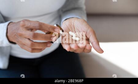 Nahaufnahme von Mädchen halten Pillen und Glas in ihren Händen Stockfoto
