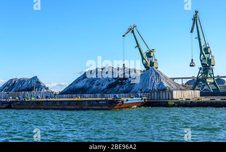 Kräne und Kohlenberge in einem Kohlehafen in Gdynia, Polen. Stockfoto