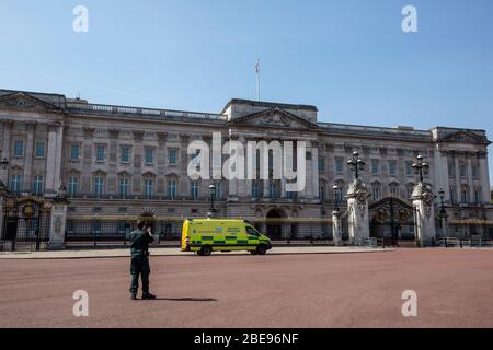 Während der Osterfeiertage hält der Sanitäter vor dem Buckingham Palace an, während die Sperrung des Coronavirus im Zentrum von London und im gesamten Vereinigten Königreich fortgesetzt wird Stockfoto