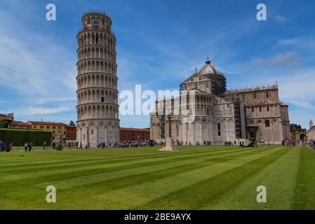 Atemberaubende Aussicht auf das Baptisterium von Pisa, die Kathedrale von Pisa und den Turm von Pisa. Sie befinden sich auf der Piazza dei Miracoli Platz der Wunder Stockfoto