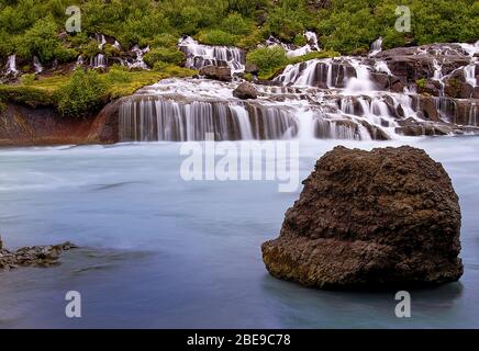 Der Wasserfall Hraunfossar am Hvita Fluss in Westisland, Europa Stockfoto