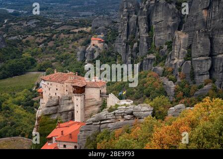Herrliche Herbstlandschaft.das Kloster von Rousanou oder das Kloster von St. Barbara und das Kloster von St. Nikolaus in Meteora. Stockfoto