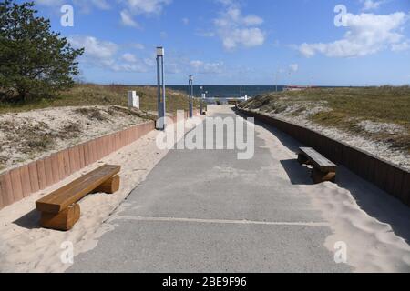 Trassenheide, Deutschland. April 2020. Die Strandpromenade am Ostseestrand auf der Insel Usedom ist menschenleer. Um die Ausbreitung des Corona-Virus zu verlangsamen, hat die Bundesregierung das öffentliche Leben erheblich eingeschränkt. Quelle: Stefan Sauer/dpa/Alamy Live News Stockfoto