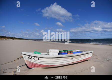 Trassenheide, Deutschland. April 2020. Nur wenige Menschen sind am Ostseestrand auf der Insel Usedom unterwegs. Um die Ausbreitung des Corona-Virus zu verlangsamen, hat die Bundesregierung das öffentliche Leben erheblich eingeschränkt. Quelle: Stefan Sauer/dpa/Alamy Live News Stockfoto