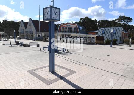 Trassenheide, Deutschland. April 2020. Diese Strandpromenade am Ostseestrand auf der Insel Usedom ist menschenleer. Um die Ausbreitung des Coronavirus zu verlangsamen, hat die Bundesregierung das öffentliche Leben erheblich eingeschränkt. Quelle: Stefan Sauer/dpa/Alamy Live News Stockfoto