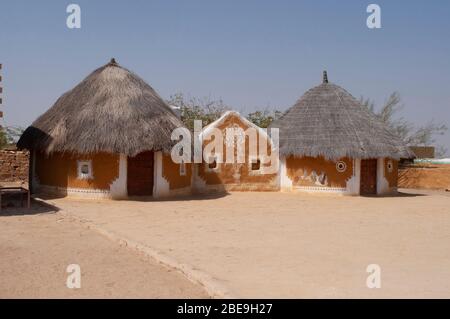 Khuri Dorf mit traditionellen Stil Hütte mit Ton-und-Mist Wände und Strohdächer, Jaisalmer, Rajasthan, Indien Stockfoto