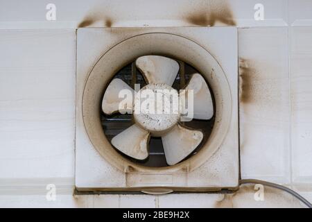 Abluftgebläse, Lüfter Abluftgebläse oder Abluftküche Ventilator mit schmutziger Staubaufsaugung. Selektiver Fokus Stockfoto