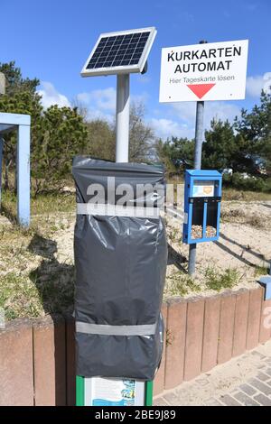 Trassenheide, Deutschland. April 2020. Blick auf ein Schild an einem Kurticketautomaten mit der Aufschrift "Hier Tagesticket kaufen" im Ostseebad auf der Insel Usedom. Aufgrund der Abwesenheit von Touristen fehlen in touristischen Hotspots in Mecklenburg-Vorpommern die Tourismussteuereinnahmen. (To dpa: 'Kurtaxe fehlt in touristischen Hotspots') Quelle: Stefan Sauer/dpa/Alamy Live News Stockfoto