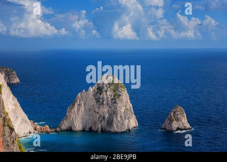 Die Mizithres, Kleine und Große. Beeindruckende Felsformationen auf Kap Keri, Zakynthos Insel. Griechenland. Stockfoto