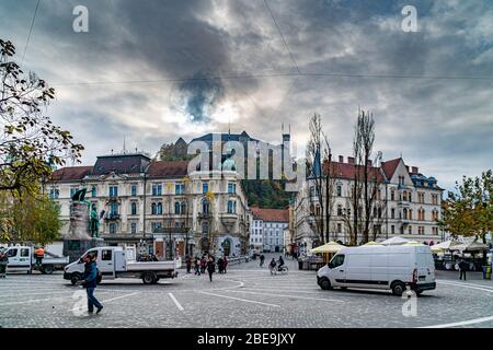 11. November 2019 - Ljubljana, Slowenien: Schöner Blick auf den zentralen Hauptplatz von Ljubljana - Preseren Platz Stockfoto