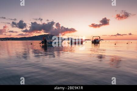 ZAKYNTHOS, GRIECHENLAND, 27. September 2017: Fischerboote bei Sonnenaufgang, Insel Zakynthos, Griechenland. Stockfoto