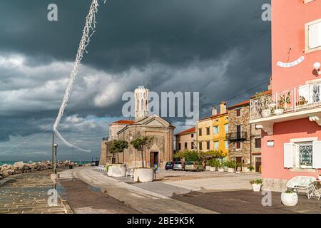 18. November 2019 - Piran, Slowenien: Kirche der Heilenden Maria oder Cerkev Marije Zdravja in Piran, Slowenien Stockfoto