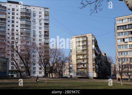 Blick auf den Hof der typischen Gebäude in Kiew auf dem blauen Himmel Hintergrund. Leere Straße auf der Straße mit nur einigen kleinen Figuren Stockfoto