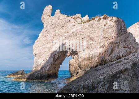 Blaue Höhlen und blaues Wasser des Ionischen Meeres auf der Insel Zakynthos in Griechenland und Sehenswürdigkeiten. Felsen im klaren blauen Meer Stockfoto