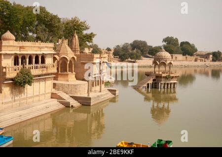 Gadi Sagar Tempel auf Gadisar See, Jaisalmer, Rajasthan, Indien Stockfoto