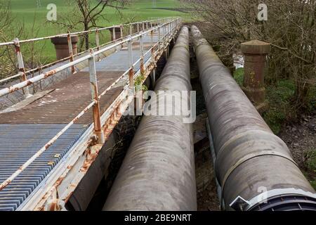 Thirlmere Aquädukt Wasserleitung über die River Mint, die Wasser von Thirlmere im Lake District nach Manchester bringt, gebaut zwischen 1890 und 1925. Stockfoto