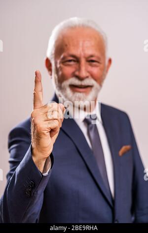 Porträt eines glücklichen und erfolgreichen leitenden Geschäftsmannes. Stockfoto