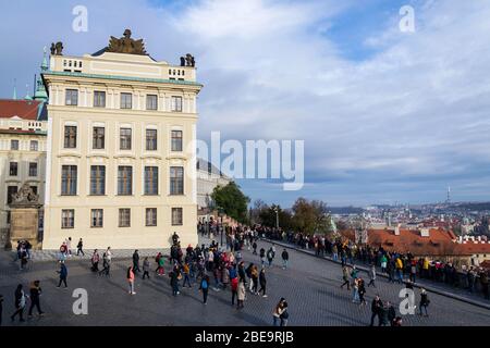 PRAG, TSCHECHISCHE REPUBLIK - 2. NOVEMBER 2019: Touristen vor der Prager Burg mit Skyline am 2. November 2019 in Prag, Tschechische Republik. Stockfoto