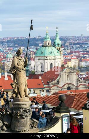 PRAG, TSCHECHISCHE REPUBLIK - 2. NOVEMBER 2019: Touristen vor der Prager Burg mit Skyline am 2. November 2019 in Prag, Tschechische Republik. Stockfoto