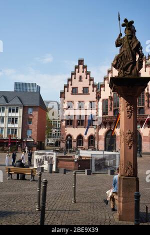 Römer, April 2020, soziale Distanz, Menschen sitzen allein auf Bänken, Brautpaar hält Distanz zu Trauzeugen, Innenstadt, Frankfurt am Main, Hessen, Stockfoto