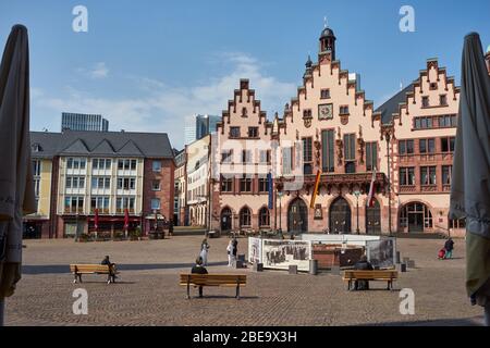 Römer, April 2020, soziale Distanz, Menschen sitzen allein auf Bänken, Brautpaar hält Distanz zu Trauzeugen, Innenstadt, Frankfurt am Main, Hessen, Stockfoto