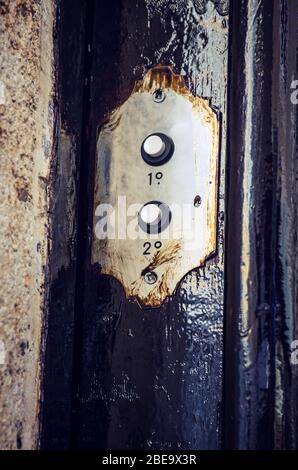Zwei altmodische Türklingelknöpfe in der Tür eines alten Gebäudes Stockfoto