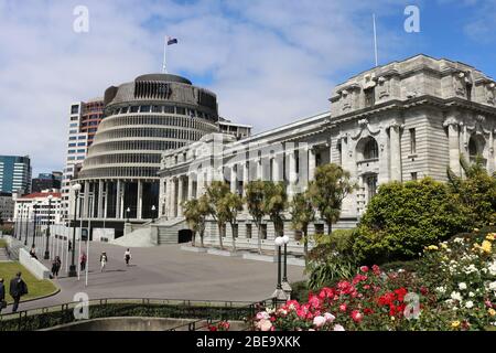 Blick, vorbei am Rosengarten, entlang des Parlaments House zum Beehive Gebäude oder Executive Wing des Parlaments Gebäude Wellington North Island Neuseeland Stockfoto