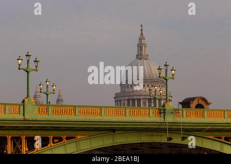 Kuppel von St Paul's mit Southwark Bridge im Vordergrund Stockfoto