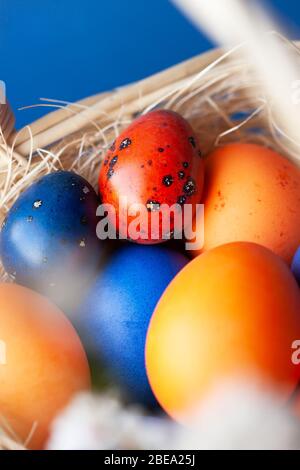 Ostereier in trendigen Farben im Korb. Das Konzept der stilvollen Naturdekoration für Ostern, minimalistisch, Null Verschwendung, Grußkarten usw. Stockfoto