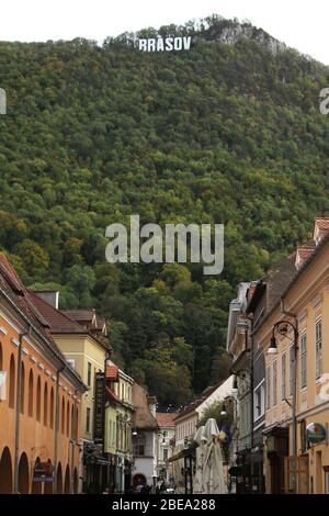 Das Stadtschild auf dem Berg Tampa, in Brasov, Rumänien, von der Altstadt aus gesehen Stockfoto