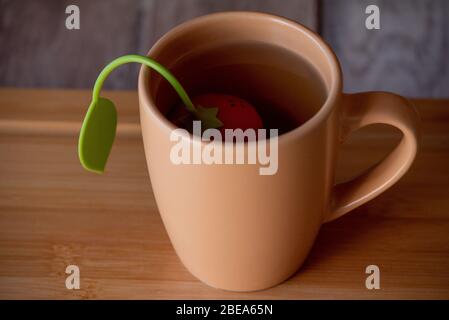 Tasse Tee zum Frühstück. Kopierbereich. Beiger Hintergrund. Stillleben mit Teetaßetaßetaßaufnahme. Tea Time Konzept. Leckeres Getränk. Tee in einer beigen Tasse. Stockfoto