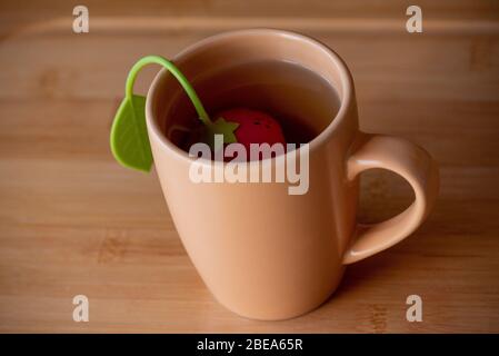Tasse Tee zum Frühstück. Kopierbereich. Beiger Hintergrund. Stillleben mit Teetaßetaßetaßaufnahme. Tea Time Konzept. Leckeres Getränk. Tee in einer beigen Tasse. Stockfoto
