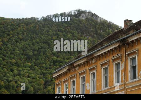 Das Stadtschild auf dem Berg Tampa, in Brasov, Rumänien Stockfoto