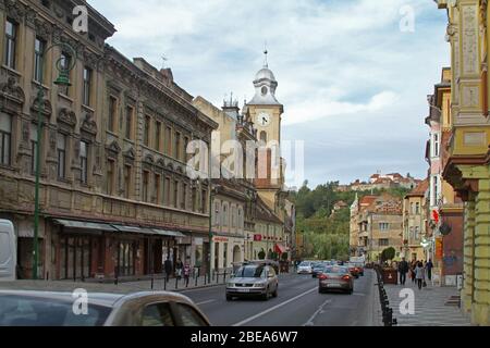 Historische Gebäude entlang der Muresenilor Str. in der Altstadt von Brasov, Rumänien Stockfoto