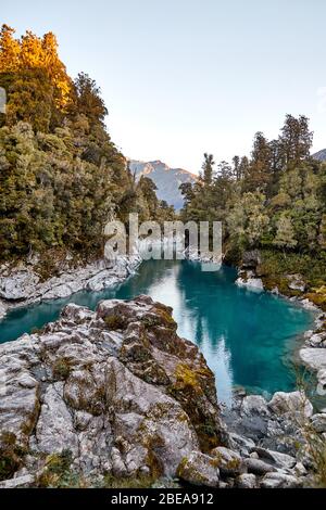 Hokitika Gorge, Neuseeland - Jul 14, 2017: Blaues Wasser und Felsen des Hokitika Gorge Scenic Reserve, Westküste, Südinsel Neuseeland Stockfoto