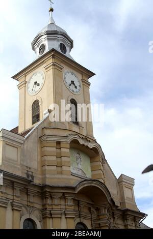 Außenansicht der katholischen Kirche St. Peter & Paul in Brasov, Rumänien, historisches Denkmal aus dem XVIII Jahrhundert Stockfoto