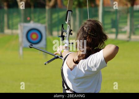 Zurück von Bogensportler mit dem Ziel in der Ferne Stockfoto