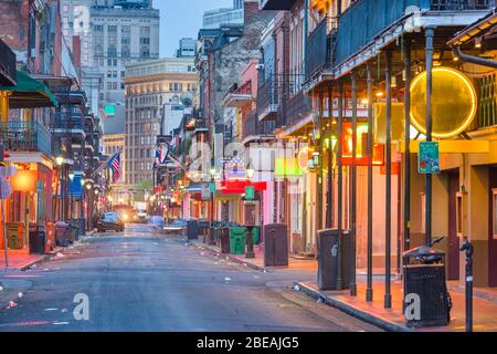 Bourbon Street, New Orleans, Louisiana, USA Stadtbild von Bars und Restaurants in der Dämmerung. Stockfoto