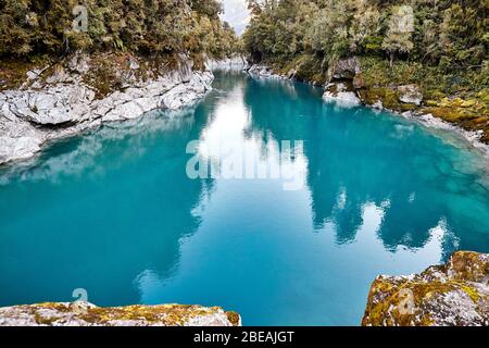 Hokitika Gorge, Neuseeland - Jul 14, 2017: Blaues Wasser und Felsen des Hokitika Gorge Scenic Reserve, Westküste, Südinsel Neuseeland Stockfoto