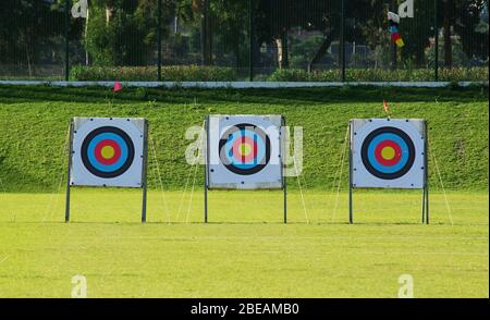 70176383 - drei Bogenschießziele in Folge auf einem Grasfeld an einem sonnigen Tag Stockfoto