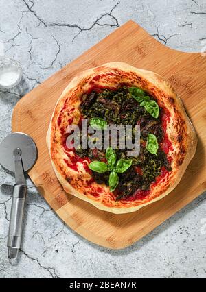 Vegane italienische Pizza mit grünem Gemüse und Basilikum ohne Käse. Gesunde Ernährung Stockfoto