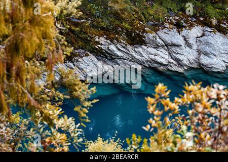Hokitika Gorge, Neuseeland - Jul 14, 2017: Blaues Wasser und Felsen des Hokitika Gorge Scenic Reserve, Westküste, Südinsel Neuseeland Stockfoto